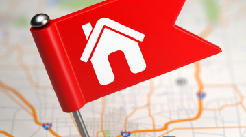 Comment mettre son annonce de colocation en valeur ? Drapeau-maison planté dans une carte